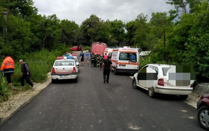 Accident straniu într-un sat din Vâlcea - o maşină cu trei pasageri printre care şi un copil a plonjat într-un lac Foto Adevărul