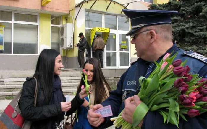 Poliţiştii au oferit flori în Focşani