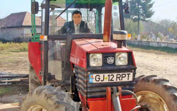 Vasile Gogălniceanu trece cu tractorul pe fiecare uliţă pentru a aduna gunoiul menajer   