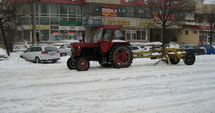 Utilaj de deszăpezire în trafic FOTO: Arhivă