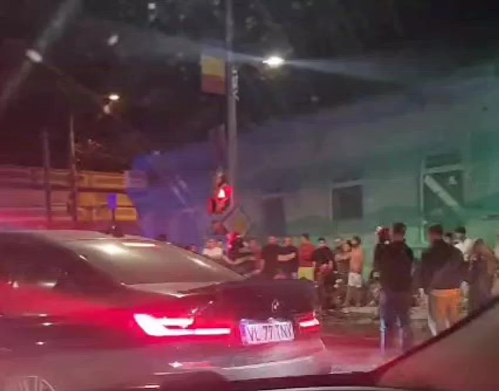 Două BMW-uri distruse într-o intersecţie din Constanţa, după ce s-au izbit violent. Patru persoane au fost rănite