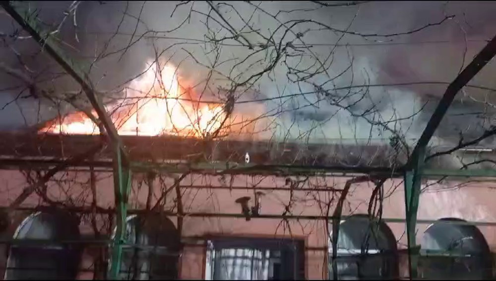 Doi polițiști aflați în patrulare au salvat, în miez de noapte, o femeie din locuința cuprinsă de flăcări. Cine sunt salvatorii VIDEO