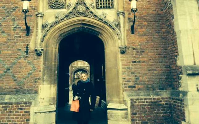 Anamaria Eli în faţa porţilor de la Cambridge  FOTO: arhivă personală