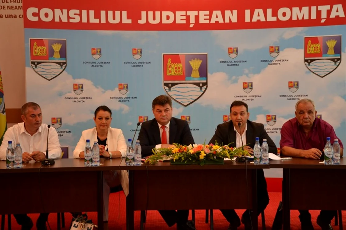 Întâlnirea de la Consiliul Judeţean Ialomiţa unde a avut loc semnarea contractelor FOTO Facebook/CJ Ialomiţa