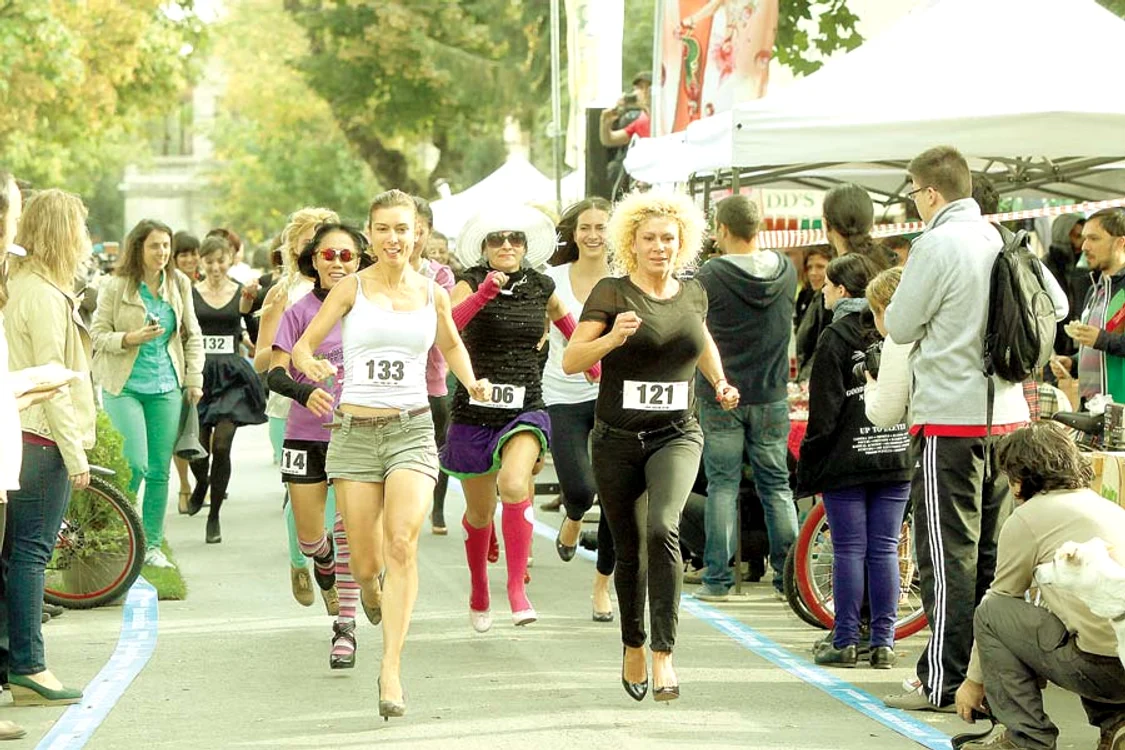 
    Alergarea pe tocuri  va fi una din  atracţiile festivalului  “Femei pe Mătăsari”  