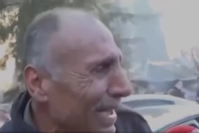 Bărbatul plânge în timp ce privește operațiunea de salvare