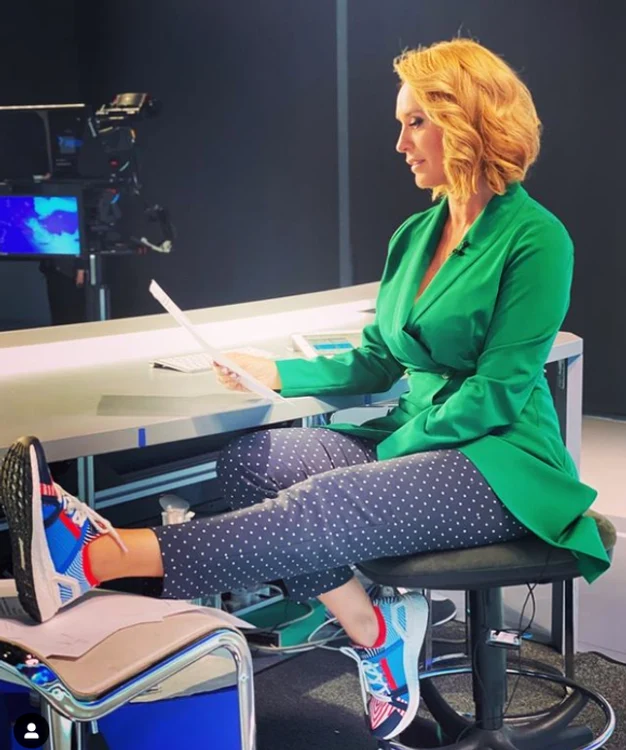 
    Andreea Esca, îmbrăcată pe jumătate elegant, pe jumătate sport la pupitrul Știrilor Pro TVfoto: arhiva personală/Instagram  
