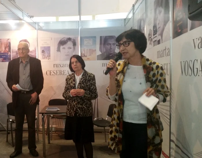 Eugen Negrici, Ileana Malăncioiu şi Martha Petreu, la standul Polirom FOTO: Oana Maria Filip