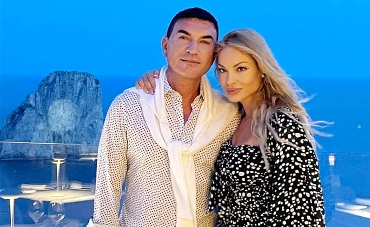 
    Întreaga gaşcă s-a relaxat  pe un iaht de lux    