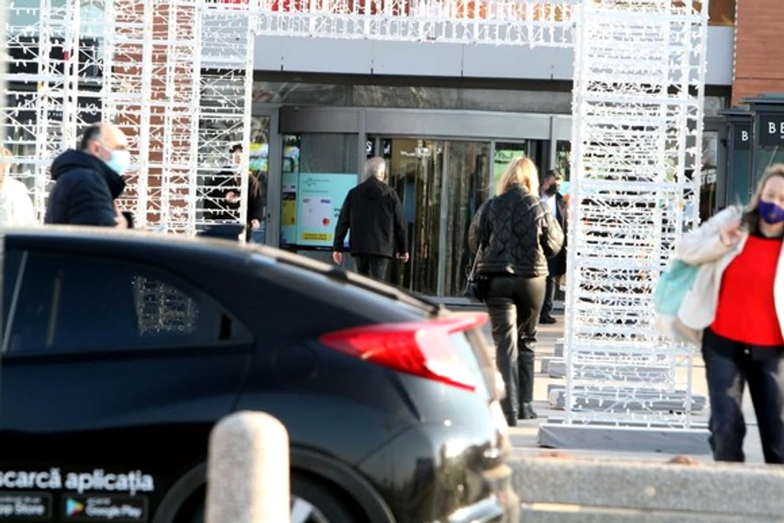 
    Dan Bittman se îndreaptă spre mall Băneasafoto: BLITZ / Click!  