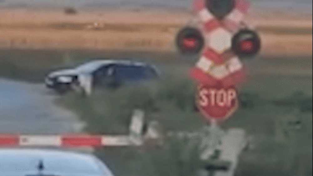 Inconștiența șoferilor care trec peste calea ferată: barierele sunt coborâte, iar semnalele luminoase şi acustice sunt pornite 