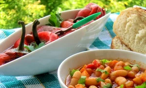 508x318 iahnie de fasole cu salata de ardei copti 334819 jpeg