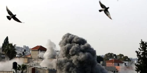 Forţele israeliene aruncă în aer casa familiei atacatorului palestinian Omar Abu Laila în satul Az-Zawiya din Cisiordania ocupată de israelieni FOTO AFP / Jaafar Ashtiyeh