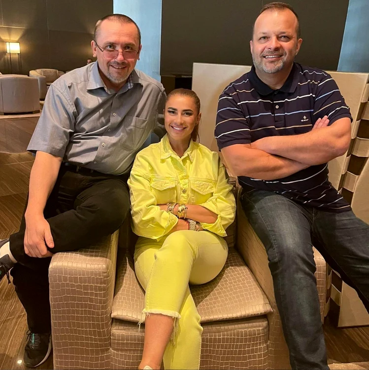 Anamaria Prodan, alături de doi afaceriști din Dubai. Sursa foto: Instagram