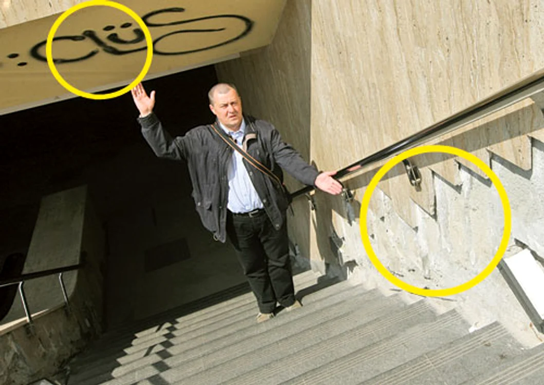 Pereţii sunt  plini de graffiti  iar scările arată  ca după  bombardament