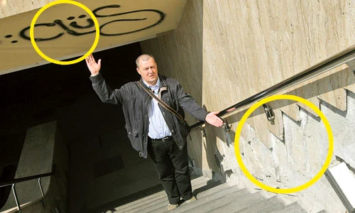 Pereţii sunt  plini de graffiti  iar scările arată  ca după  bombardament jpeg