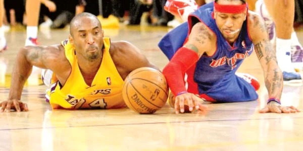 Kobe Bryant (stânga)  şi Allen Iverson au  împreună cinci titluri de MVP la All Star Game 