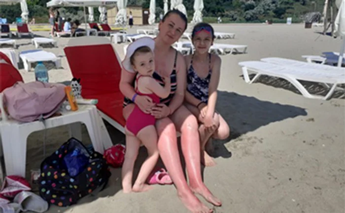 Năvodari. Oamenii au migrat sub umbrelele din această zonă a litoralului, unde nisipul e mai finFoto: Blitz