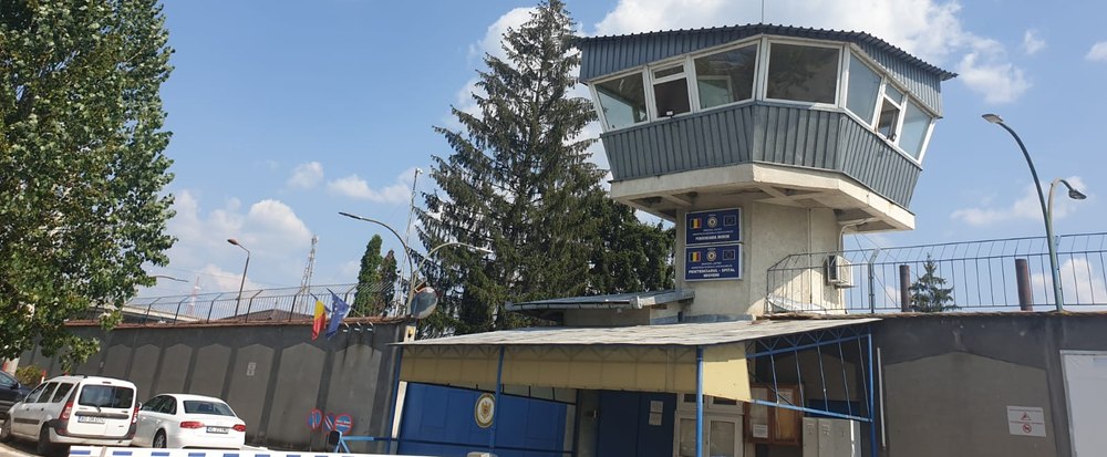 Un deținut de la Penitenciarul Mioveni a încercat de trei ori să-și ia viața. Ultima oară a înghițit 150 de pastile