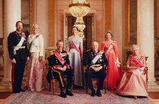 Regele Harald și Regina Sonja cu Prințesa Astrid, Prințul Haakon și prințesa Mette Marit, Casa Regală norvegiană jpg