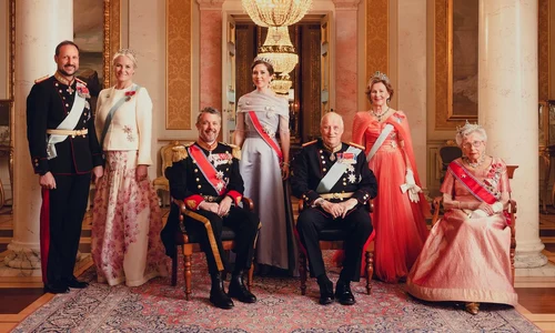 Regele Harald și Regina Sonja cu  Prințesa Astrid, Prințul Haakon și prințesa Mette Marit, Casa Regală norvegiană jpg