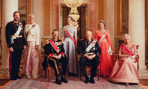 Regele Harald și Regina Sonja cu  Prințesa Astrid, Prințul Haakon și prințesa Mette Marit, Casa Regală norvegiană jpg