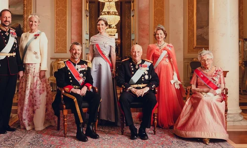 Regele Harald și Regina Sonja cu  Prințesa Astrid, Prințul Haakon și prințesa Mette Marit, Casa Regală norvegiană jpg