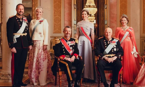 Regele Harald și Regina Sonja cu  Prințesa Astrid, Prințul Haakon și prințesa Mette Marit, Casa Regală norvegiană jpg