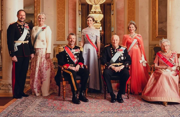Regele Harald și Regina Sonja cu  Prințesa Astrid, Prințul Haakon și prințesa Mette Marit, Casa Regală norvegiană jpg
