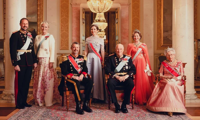 Regele Harald și Regina Sonja cu  Prințesa Astrid, Prințul Haakon și prințesa Mette Marit, Casa Regală norvegiană jpg