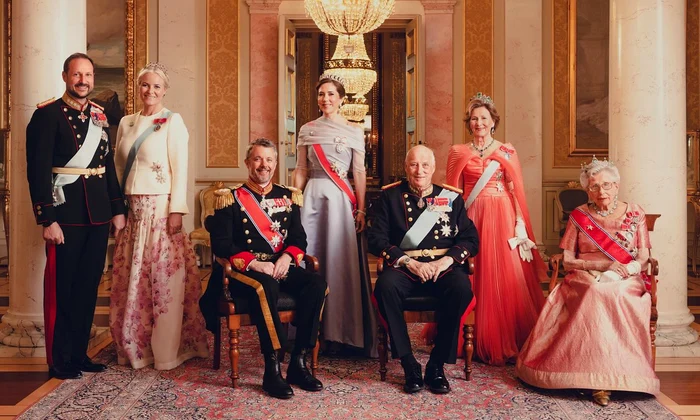 Regele Harald și Regina Sonja cu  Prințesa Astrid, Prințul Haakon și prințesa Mette Marit, Casa Regală norvegiană jpg