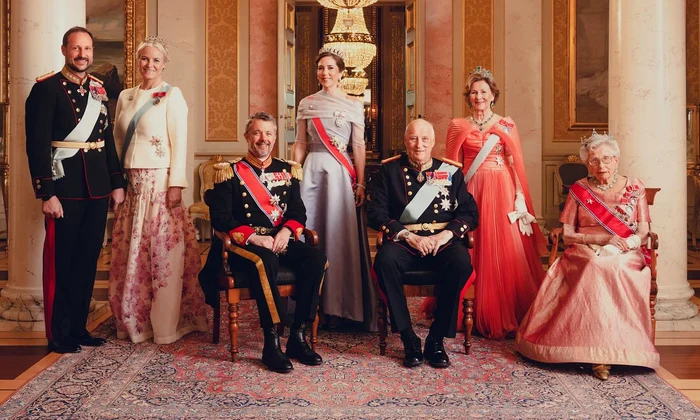 Regele Harald și Regina Sonja cu  Prințesa Astrid, Prințul Haakon și prințesa Mette Marit, Casa Regală norvegiană jpg