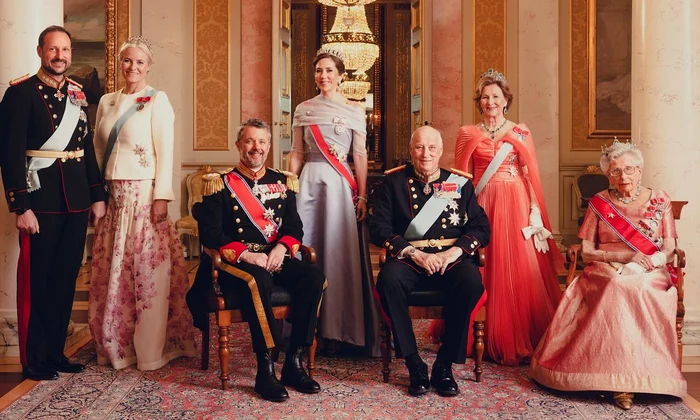 Regele Harald și Regina Sonja cu  Prințesa Astrid, Prințul Haakon și prințesa Mette Marit, Casa Regală norvegiană jpg