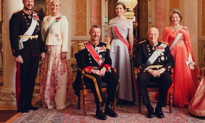Regele Harald și Regina Sonja cu  Prințesa Astrid, Prințul Haakon și prințesa Mette Marit, Casa Regală norvegiană jpg