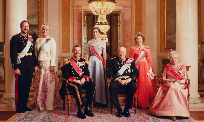 Regele Harald și Regina Sonja cu  Prințesa Astrid, Prințul Haakon și prințesa Mette Marit, Casa Regală norvegiană jpg