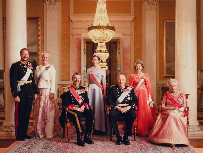 Regele Harald și Regina Sonja cu  Prințesa Astrid, Prințul Haakon și prințesa Mette Marit, Casa Regală norvegiană jpg