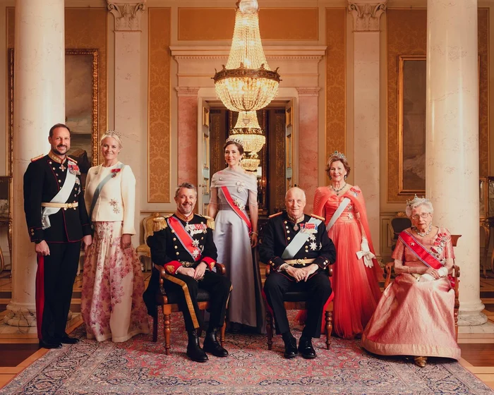 Regele Harald și Regina Sonja cu  Prințesa Astrid, Prințul Haakon și prințesa Mette Marit, Casa Regală norvegiană jpg