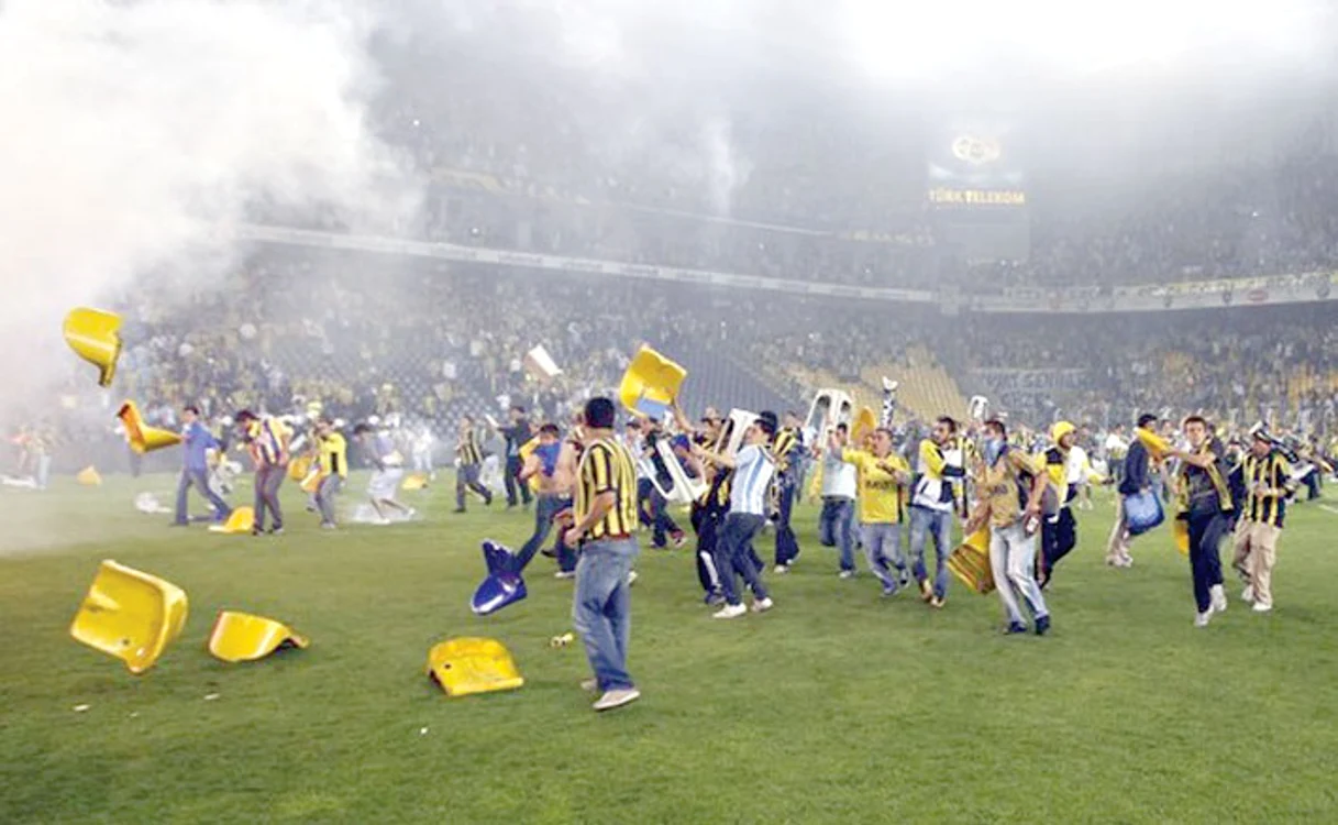 Suporterii lui Fenerbahce  au invadat terenul şi s-au  războit cu forţele de ordine