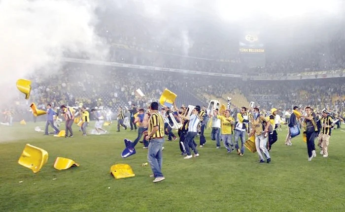 Suporterii lui Fenerbahce au invadat terenul şi s-au războit cu forţele de ordine