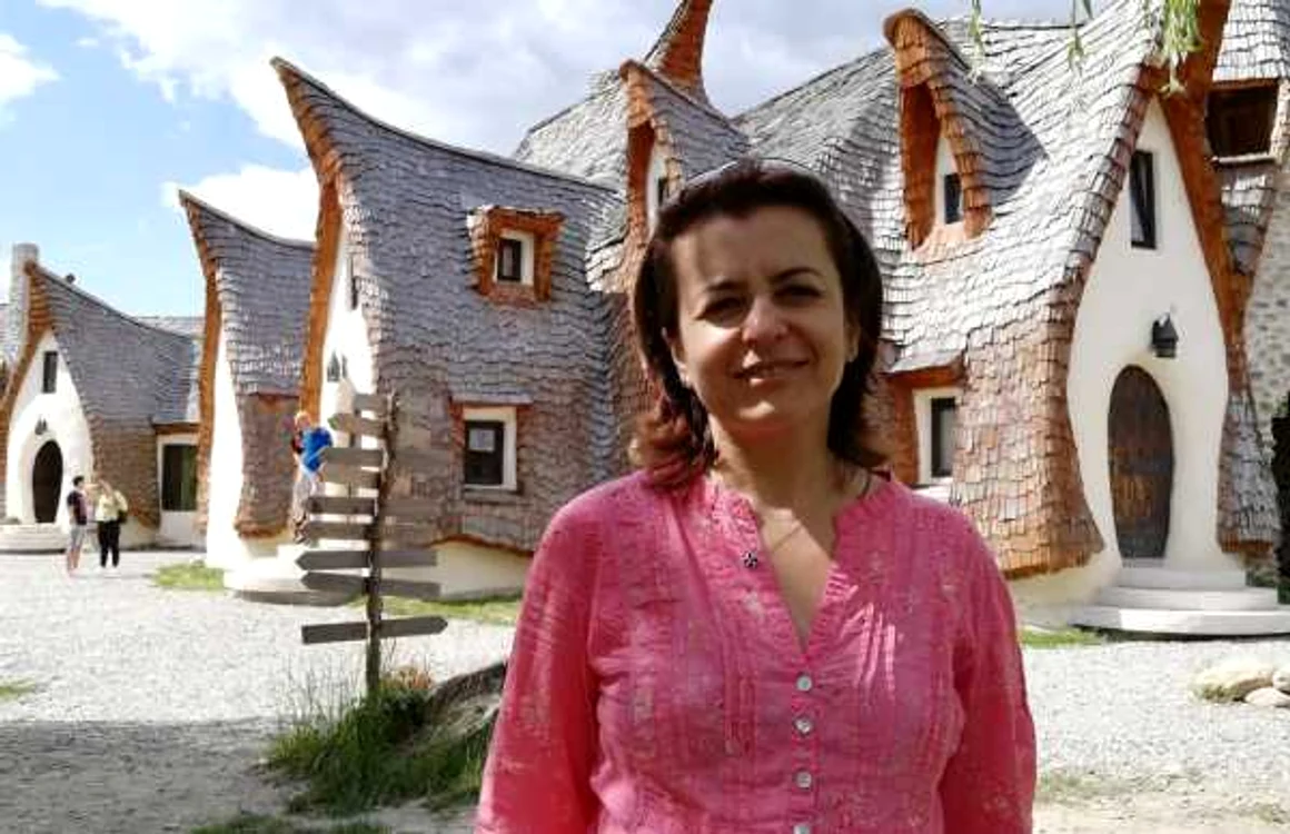 Anda Pop împleteşte fire cu pasiune FOTO Facebook.com/Din pasiune pentru lucrul de mână