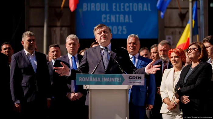 Crin Antonescu la BEC, la depunerea candidaturii la prezidenţiale