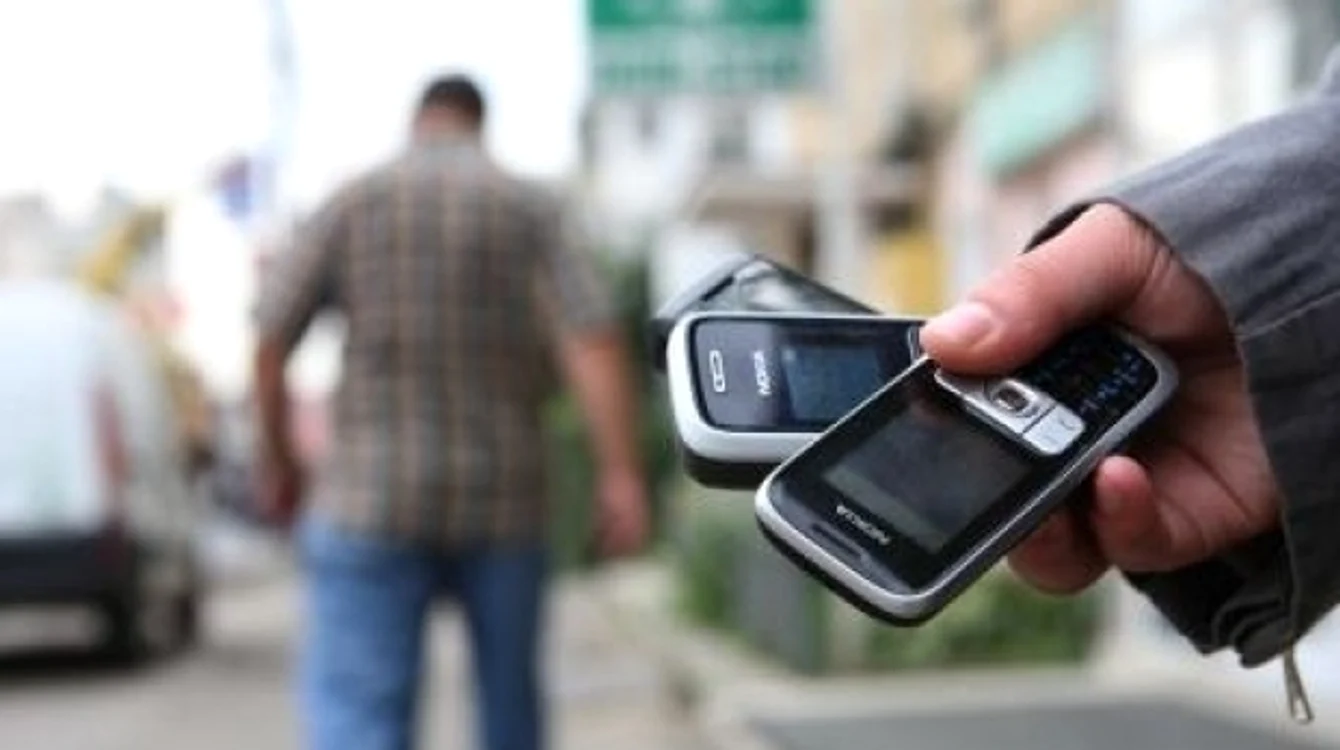 
    Hoțul a fugit cu patru telefoane  