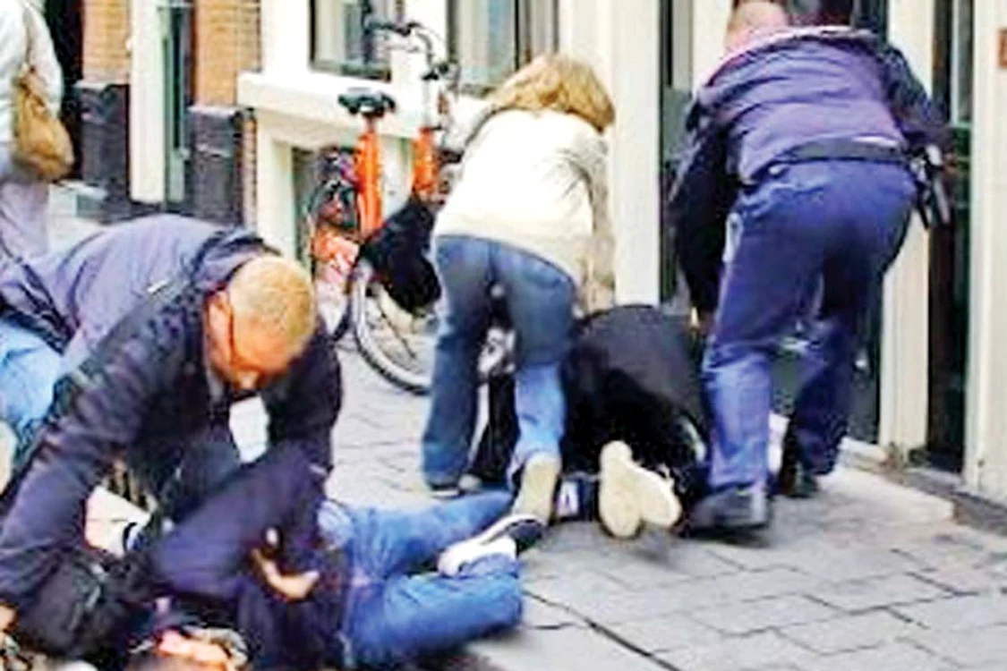 2011 Natalia Mateuţ şi  prietenii ei au fost  arestaţi pe stradă  în Amsterdam