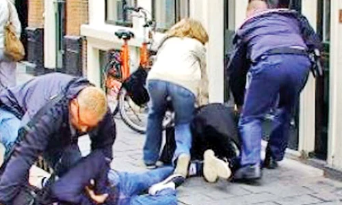 2011 Natalia Mateuţ şi  prietenii ei au fost  arestaţi pe stradă  în Amsterdam jpeg