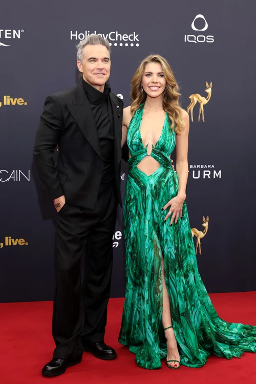Robbie Williams s-a pozat cu Victoria Swarovski, la premiile BAMBI