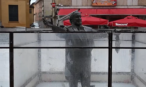 statuie luciano pavarotti captura video jpg