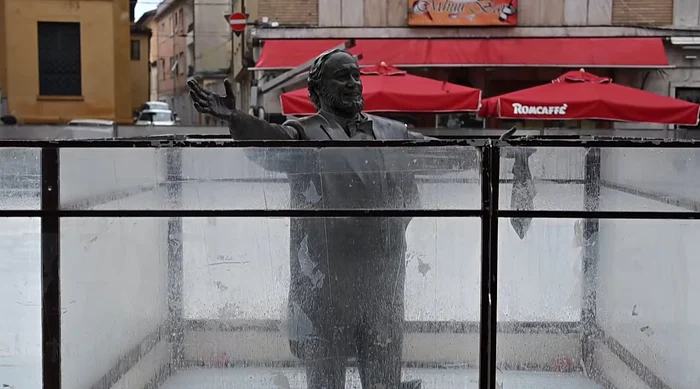 Statuia lui Pavarotti a fost „îngropată” în gheața unui patinoar / foto: captură video
