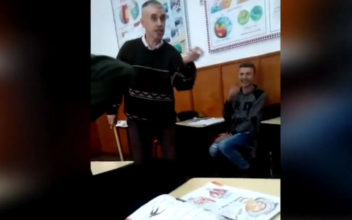 Profesorul de franceză acuzat că a fugărit un elev cu mopul FOTO Captură video