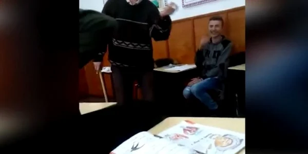 profesor cu mopul