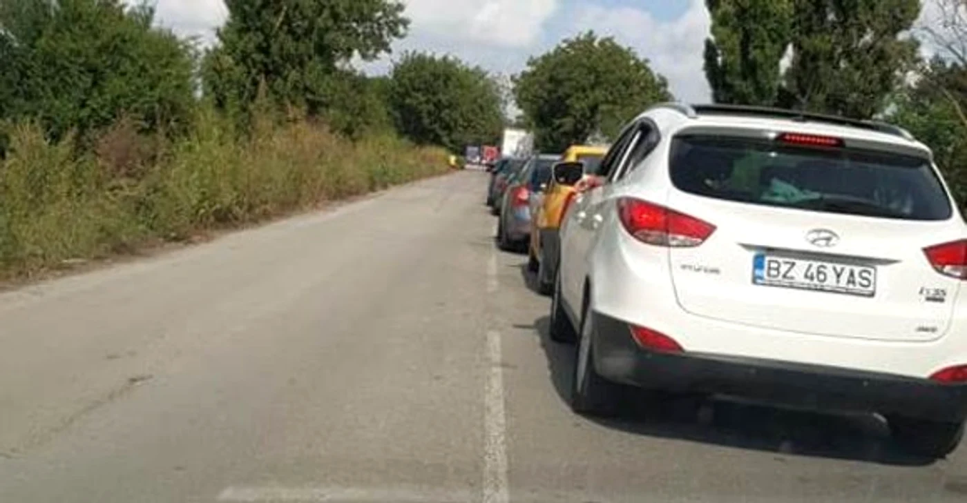 
    Coadă de mașini la intrare în România, pe la Vama Negru Vodă  